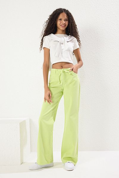 Trendyol Collection Grüne Schnürung Detaillierte Jeans mit normaler Taille und weitem Bein TWOSS25JE00267