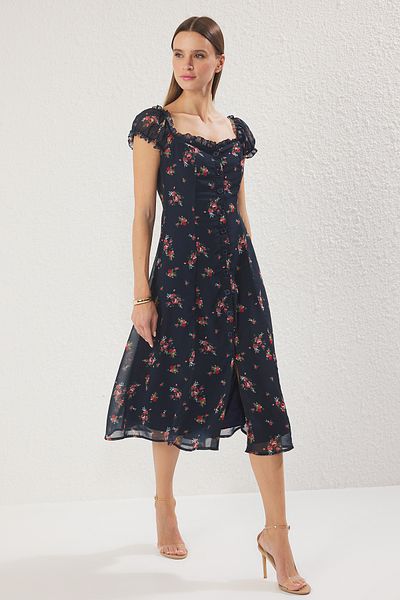 Trendyol Collection Sötétkék virágos bélelt sifon repülőgép szőtt midi ing ruha TWOSS25EL00563