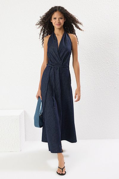 Trendyol Collection Sötétkék szoknya, hajlított fűzős, részletes kötőfék galléros maxi farmer ruha TWOSS25EL00602