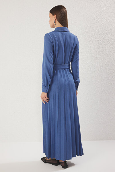 Trendyol Modest Țesătură de in Saks cu centură plisată, potrivită pentru utilizarea sezonieră, vară, iarnă, rochie țesută TCTSS25EB00115