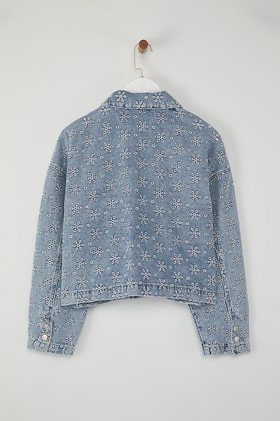 Trendyol Collection Blaue, locker sitzende Jeansjacke mit Blumenstickerei TWOSS25CE00059