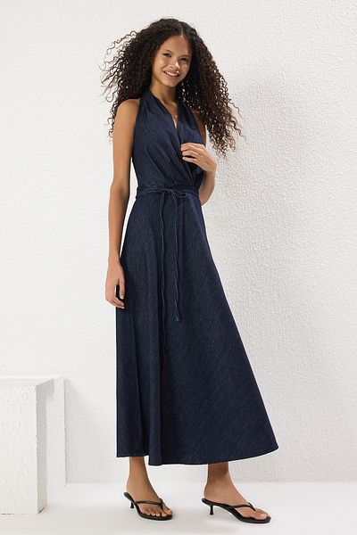Trendyol Collection Sötétkék szoknya, hajlított fűzős, részletes kötőfék galléros maxi farmer ruha TWOSS25EL00602