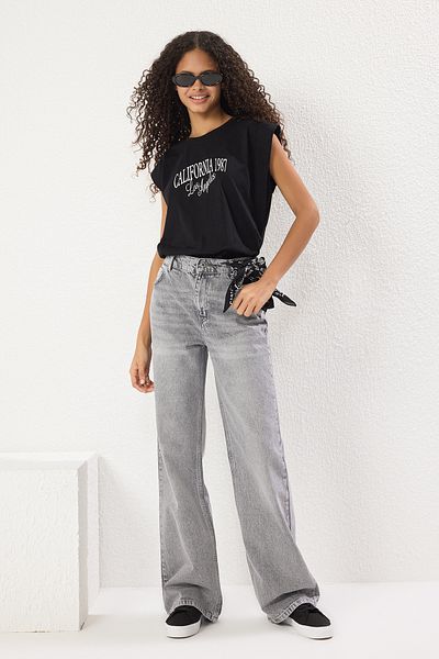 Trendyol Collection Graue, elastische Rücken-Jeans mit normaler Taille und weitem Bein TWOSS25JE00228