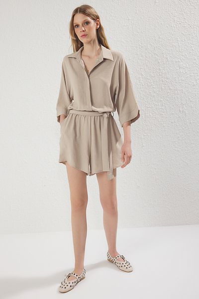Trendyol Collection Beigefarbener, einfarbiger, kurzer, gewebter Overall mit Gürtel TWOSS25TU00062
