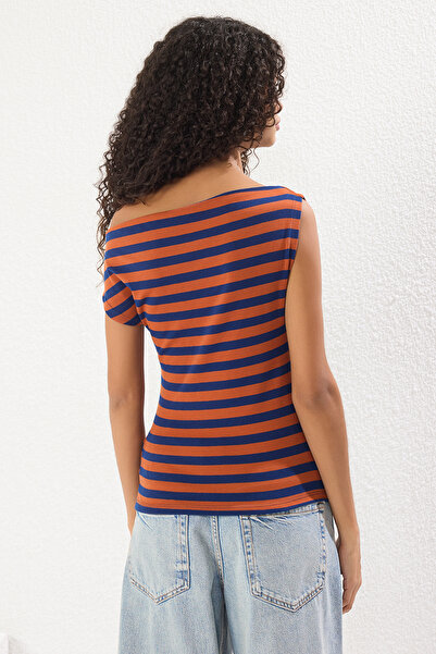 Trendyol Collection Ελαστικό και απαλό ύφασμα - Μπλούζα με λαιμόκοψη καφέ Navy ριγέ TWOSS24BZ00090