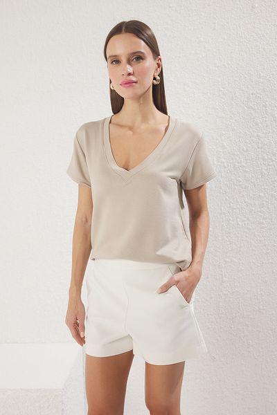 Trendyol Collection Béžové pletené tričko s výstřihem do V Regular/Regular Fit TWOSS25TS00196