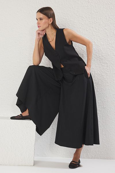 Trendyol Collection Schwarze, matt strukturierte Hose mit extra weitem Bein und weitem Bein TWOSS25PL00101
