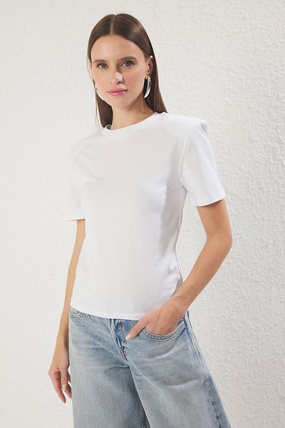 Trendyol Collection Λευκό μπλουζάκι με κανονικό/κανονικό πλεκτό μπλουζάκι TWOSS25TS00185