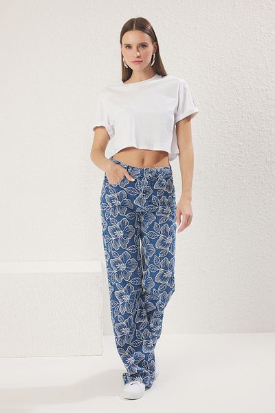 Trendyol Collection Dunkelblaue Jeans mit Blumendruck und normaler Taille und weitem Bein TWOSS25JE00202