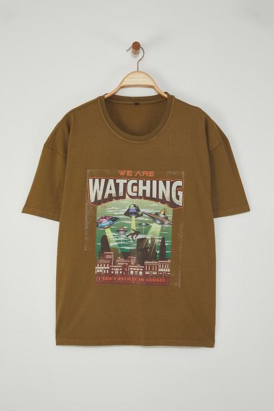 Trendyol Collection Senffarbenes Oversize/Wide Cut T-Shirt mit Space-Print aus 100 % Baumwolle mit Vintage-/Faded-Effekt TMNSS25TS00197