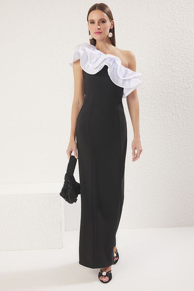 Trendyol Collection Černo-bílé večerní šaty Noční promoce Dlouhé stylové TPRSS25AE00123