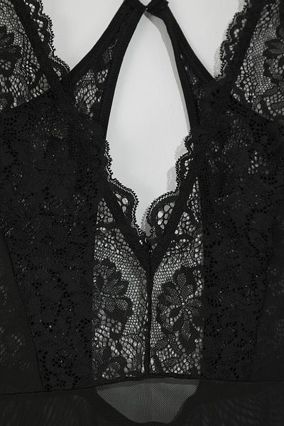 Trendyol Collection Schwarzer, detaillierter, kappenloser Strickbody aus Tüll und Spitze THMSS25BD00008