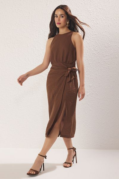 Trendyol Collection Braunes, gerades, gewebtes Midi-Kleid TWOSS25EL00777