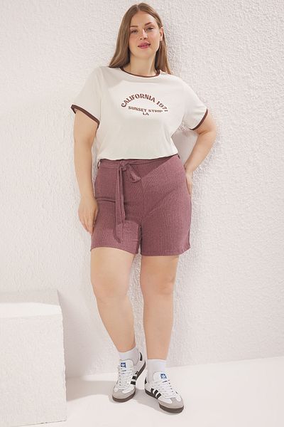 Trendyol Curve Burgunderrote Shorts in Übergröße – Gürtel mit detaillierter und umwickelter Textur TBBSS25AP00035