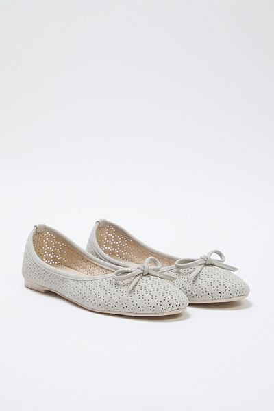 TRENDYOL SHOES Beige Schleife Detaillierte Perforierte Extra Bequeme Mandel Zehe Damen Babet TAKSS25BE00033