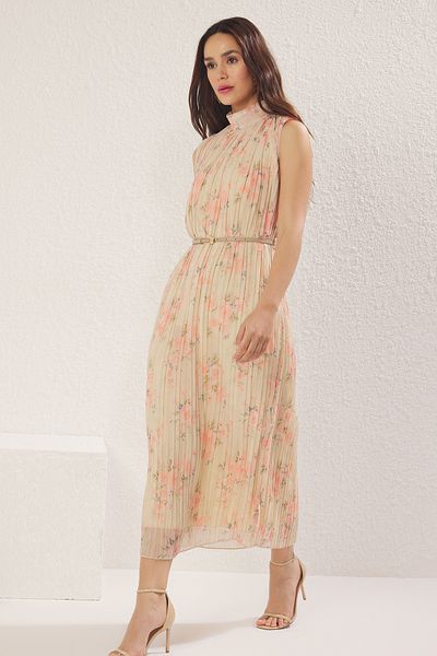 Trendyol Collection Gerades, flach geschnittenes, plissiertes Midi-Webkleid mit Pudergürtel TWOSS25EL00118