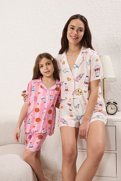 TRENDYOLKIDS Wielokolorowy zestaw piżamowy dla dziewczynki Mini Me / matki i córki, koszyk ze zwierzętami, krótki rękaw