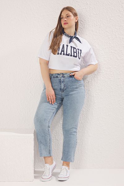 Trendyol Curve Hellblaue Jeans mit hoher Taille und gerader Passform in Übergröße TBBSS25CJ00034