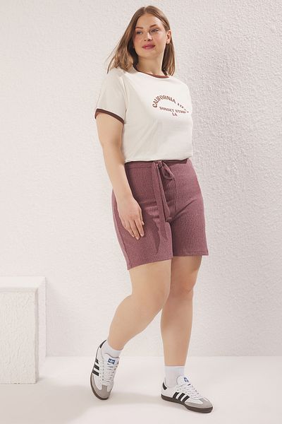 Trendyol Curve Burgunderrote Shorts in Übergröße – Gürtel mit detaillierter und umwickelter Textur TBBSS25AP00035