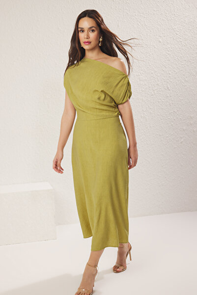 Trendyol Collection Olejově zelené A-line lodičkový výstřih Midi tkané šaty TWOSS25EL00726