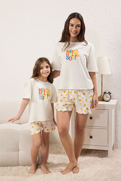 TRENDYOLKIDS Dievčenské pyžamo Ecru – 100 % bavlna, vytlačený slogan Mini Me / matka-dcéra