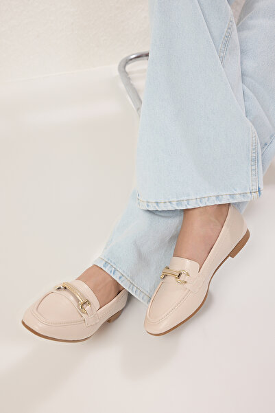 TRENDYOL SHOES Beżowe metalowe dodatki, szczegółowe, bardzo wygodne damskie mokasyny TAKSS25LA00015
