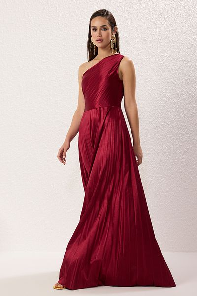 Trendyol Collection Burgunderrotes, schulterfreies, plissiertes, gestricktes, langes, schickes Abendkleid und Abschlusskleid aus Satin in A-Linie TPRSS25AE00161
