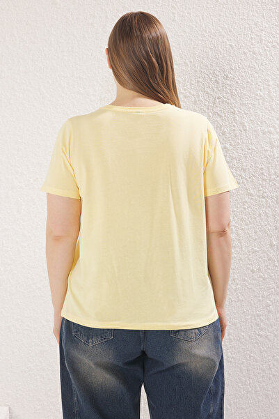 Trendyol Curve Жълта стандартна тениска с голям размер TBBSS25BF00017