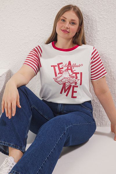 Trendyol Curve Plus Size Czerwona koszulka z dzianiny Boyfriend Fit - 100% bawełny, nadruk TBBSS25BF00056