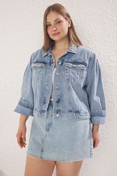 Trendyol Curve Blaue Jeansjacke in Übergröße mit Steinen TBBSS25AG00001