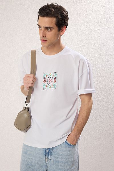 Trendyol Collection Υπερμεγέθη λευκό εμπριμέ βαμβακερό μπλουζάκι - TMNSS25TS00067