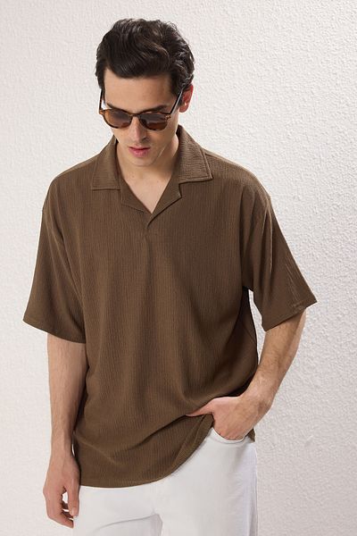 Trendyol Collection Футболка-поло з широким коміром хакі преміум якості TMNSS25PO00018 в стилі оверсайз/широкий крій
