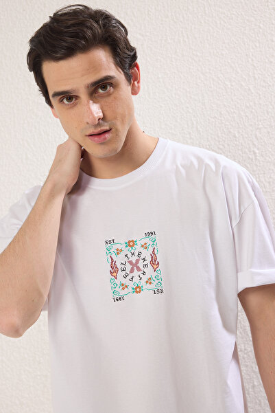 Trendyol Collection Übergroßes weißes bedrucktes Baumwoll-T-Shirt – TMNSS25TS00067