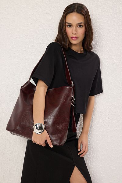 TRENDYOL SHOES Burgunderrote, faltige Kunstleder-Gürtelschnallentasche für Damen, Schultertasche TAKSS25OC00029