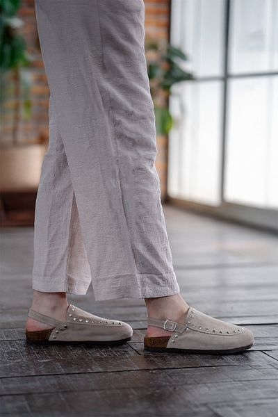 Marjin Damen Sandalen aus echtem Leder mit Eva-Sohle, vorne geschlossen, mit Nieten, lässige Sandalen Bolve Beige