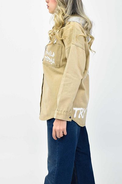 birizmoda Τζιν μπεζ μπουφάν και πουκάμισο με στάμπα με γκρι πόρτα