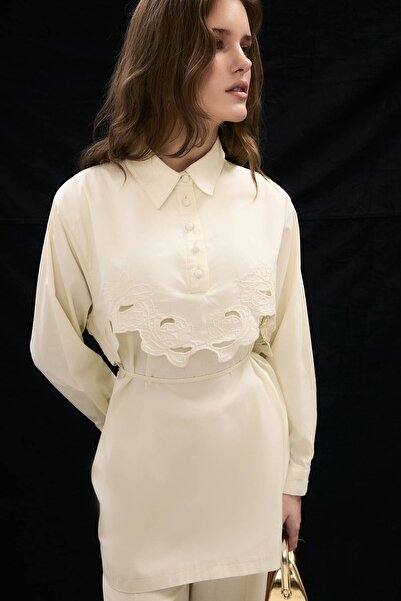 Hooopstore Πουκάμισο με κρέμα ποπλίνα με λεπτομέρεια κέντημα τριαντάφυλλο