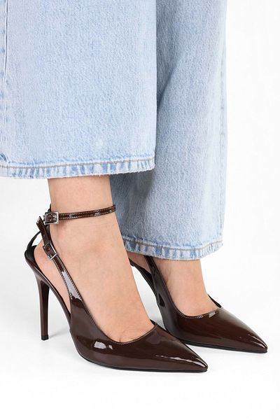 Shoeberry Damen-Stiletto „Mila Bitter Brown“ aus Lackleder mit Gürtel und Knöchelriemen