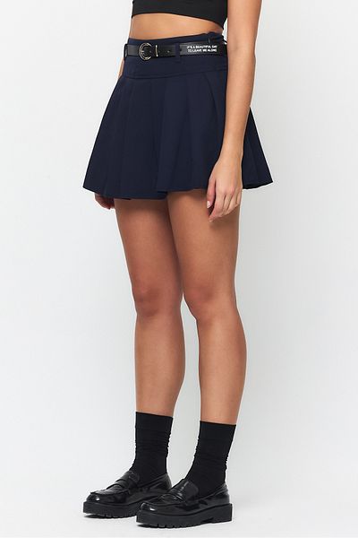 TREND KOMBİN Fusta de damă cu curea plisată și pantaloni scurți