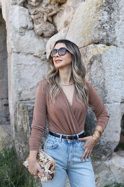 bytugcekaya Καφέ γυαλιστερό φορμάκι με βαθύ V λαιμό