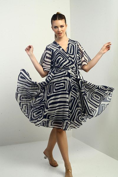 By Saygı Rochie din șifon cu model geometric, cu guler dublu, cu curea în talie