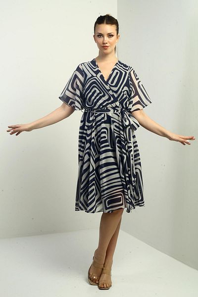 By Saygı Rochie din șifon cu model geometric, cu guler dublu, cu curea în talie