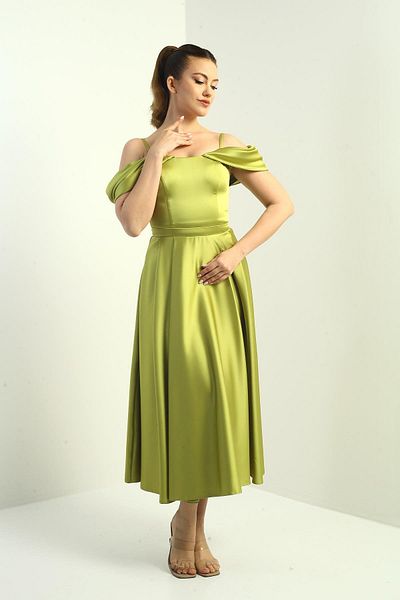 By Saygı Rochie lungă evazată din satin plisat, cu mâneci joase, cu bretele de frânghie