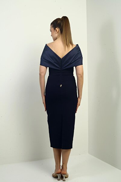 By Saygı Kadın Tafta Madonna Yaka Önü İnci Detaylı Astarlı Abiye Elbise