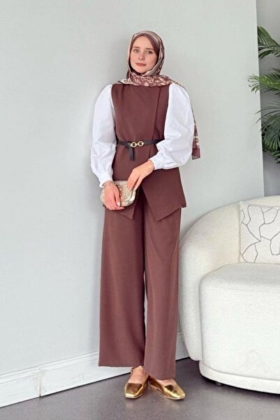 The Moda طقم مكون من قطعتين من سترة بنية بحزام وسروال سفلي