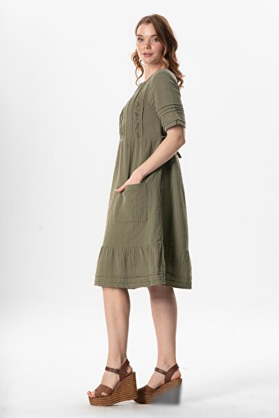 Eliş Şile Bezi Κοντό μανίκι τετράγωνο γιακά Dora με λεπτομέρεια τσέπης Midi μήκους μουσελίνα καλοκαιρινό φόρεμα Khaki Hk