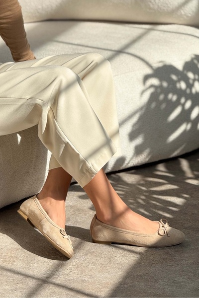NİŞANTAŞI SHOES Matic béžové dámské baleríny z pravého semišu s detailním šněrováním a plochou podrážkou