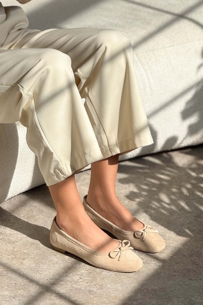 NİŞANTAŞI SHOES Matic béžové dámské baleríny z pravého semišu s detailním šněrováním a plochou podrážkou