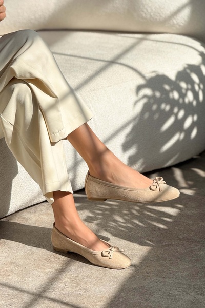 NİŞANTAŞI SHOES Matic béžové dámské baleríny z pravého semišu s detailním šněrováním a plochou podrážkou