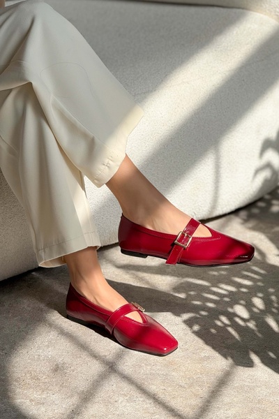 NİŞANTAŞI SHOES Dámské baleríny Gwen Burgundy se vzorem z lakované kůže s podrobnou tupou špičkou na krátkém podpatku